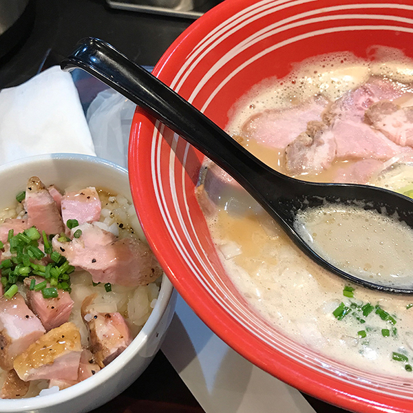 鶏白湯ラーメンとレアチャーシュー丼